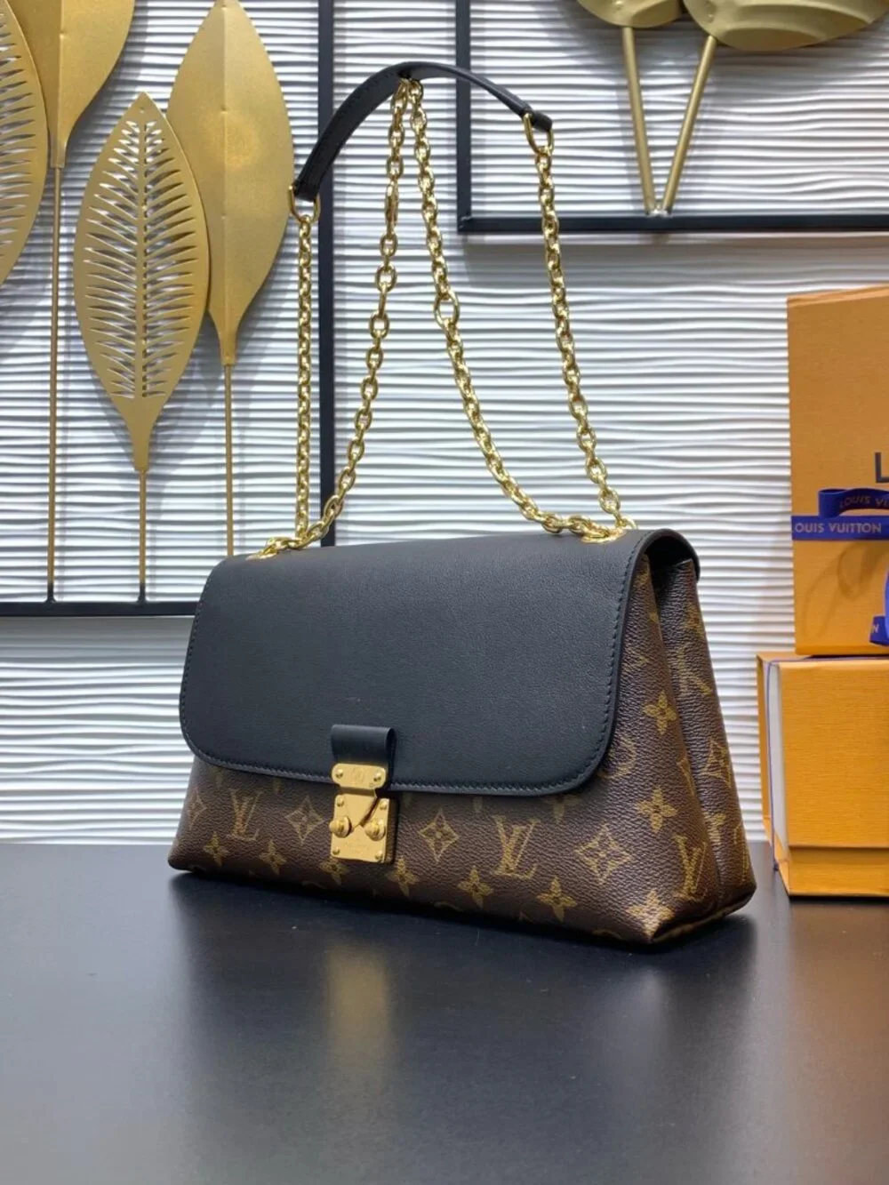Louis Vuitton. dimensions 29